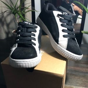 Airwalk size 7 shoes black/white